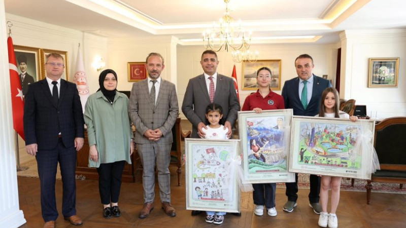 RESİM YARIŞMASINDA DERECEYE GİREN ÖĞRENCİLER VALİYİ ZİYARET ETTİ 