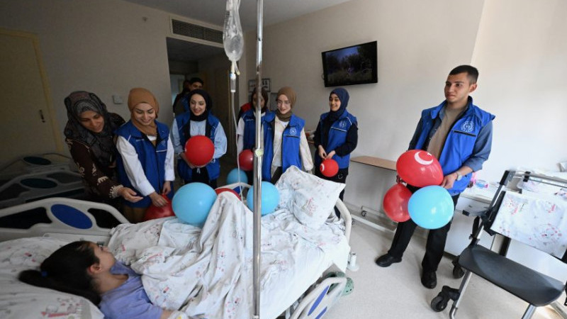 ÇOCUKLARA HASTANEDE KARNE SEVİNCİ YAŞATTI