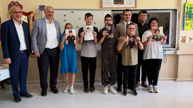 MİNİKLERİN KARNE SEVİNCİNE ORTAK OLDULAR 