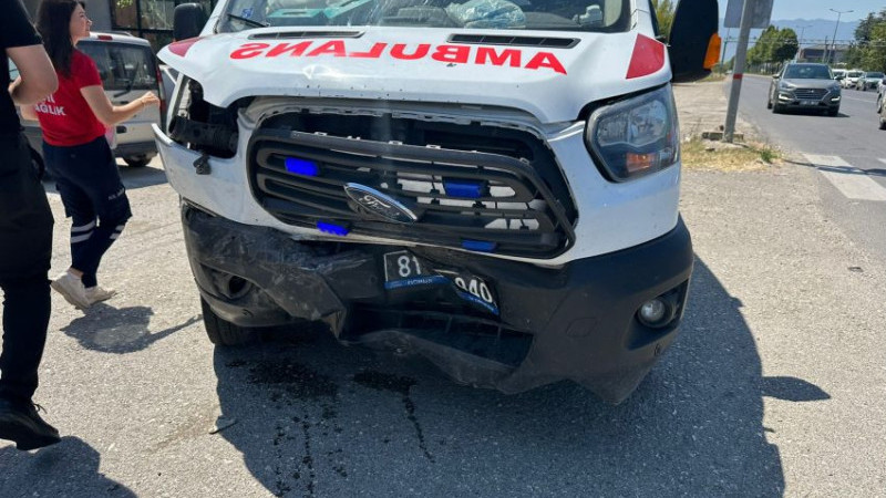 DÜZCE'DE AMBULANS İLE OTOMOBİLİN ÇARPIŞTIĞI KAZADA 2 KİŞİ YARALANDI