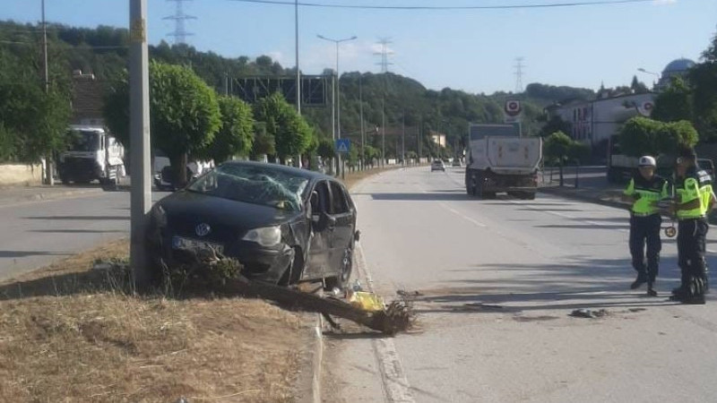 DÜZCE'DE KAMYON İLE OTOMOBİL ÇARPIŞTI