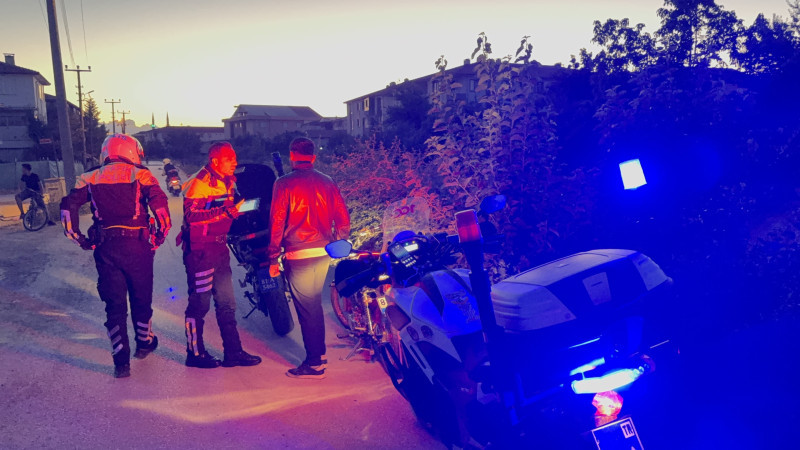 MOTOSİKLETLİ SÜRÜCÜ KOVALAMA SONRASI YAKALANDI