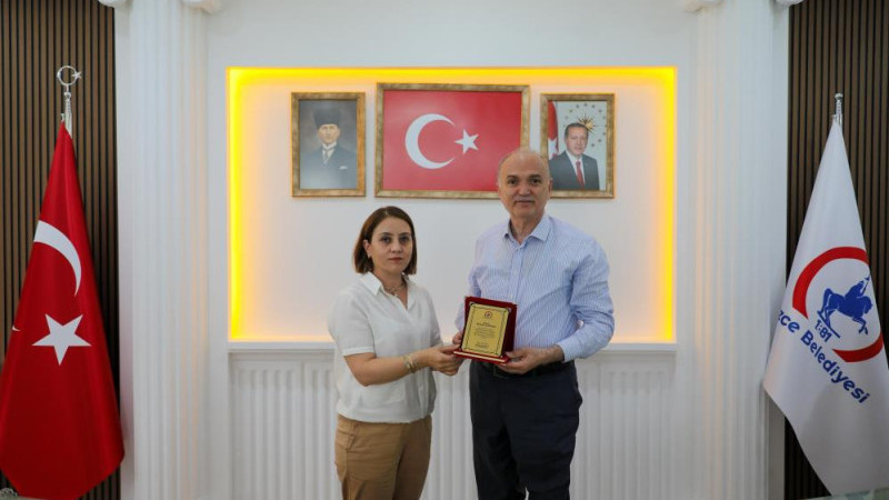 BAŞARILI MÜDÜRLERE PLAKET VERİLDİ 