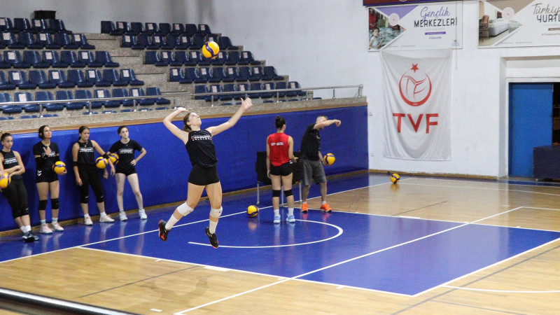DÜZCE KADIN VOLEYBOL TAKIMI, YENİ SEZON HAZIRLIKLARINI SÜRDÜRÜYOR 