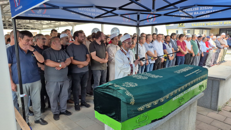 EVİNDE BAYGIN BULUNAN ÇOCUK SON YOLCULUĞUNA UĞURLANDI 