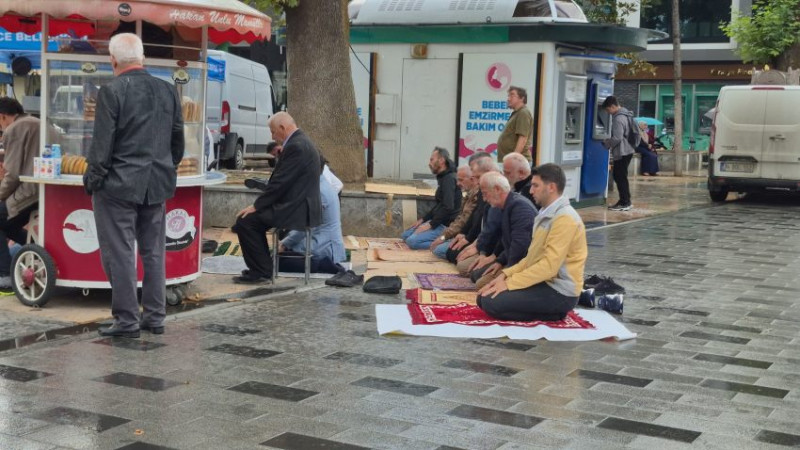 SAĞANAK ALTINDA CUMA NAMAZI 