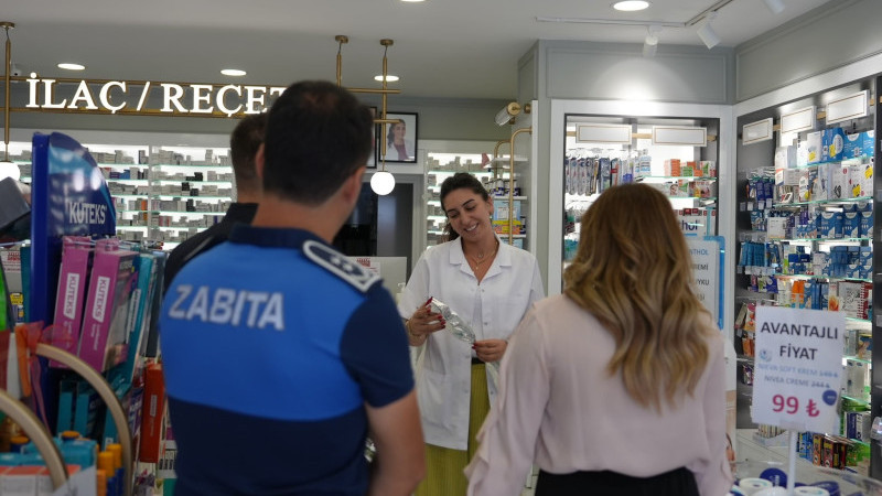 ECZACILARA ÇİÇEKLİ KUTLAMA 