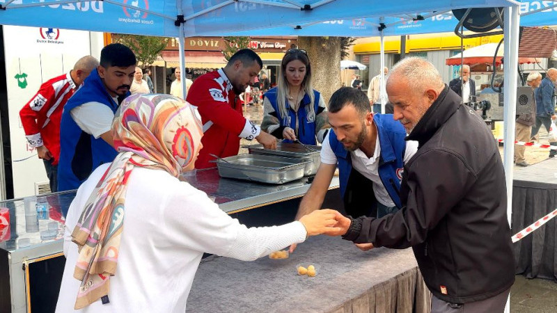 DÜZCE BELEDİYESİ’NDEN LOKMA İKRAMI