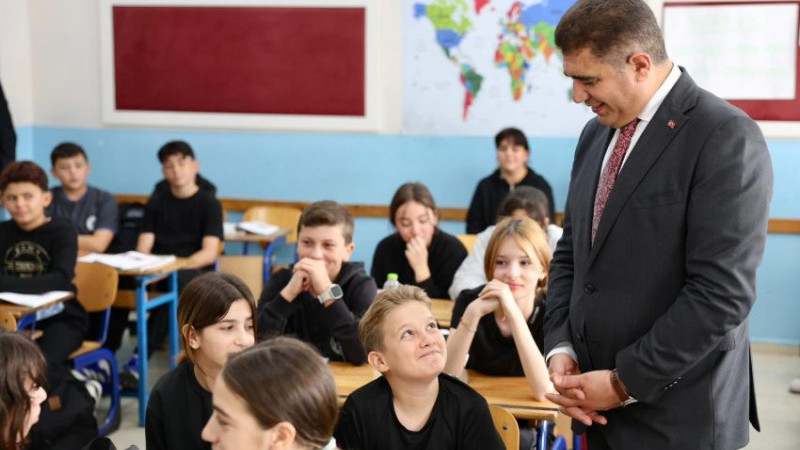 VALİ ASLAN, HAMİT ŞERİFOĞLU ORTAOKULU’NU ZİYARET ETTİ 