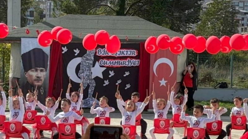 AKÇAKOCA’DA MİNİKLERİ CUMHURİYET COŞKUSUNU DOYASIYA YAŞADI