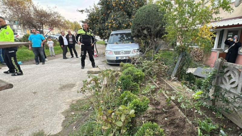 DÜZCE'DE HAFİF TİCARİ ARAÇ DURAKTA BEKLEYENLERE ÇARPTI