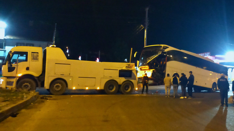 BOLU DAĞI'NDA TIR İLE OTOBÜS ÇARPIŞTI