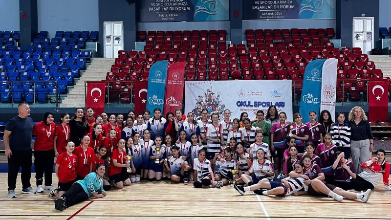 DÜZCE’DE HENTBOL MÜSABAKALARI SONA ERDİ 