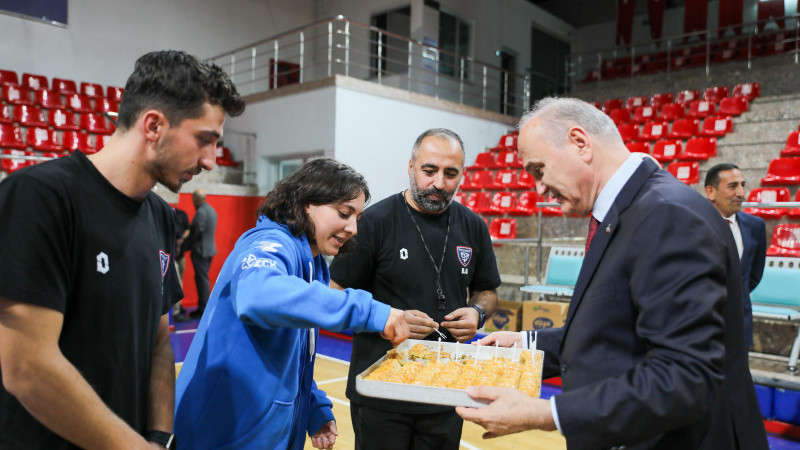 BAŞKAN ÖZLÜ’DEN VOLEYBOL TAKIMINA TEBRİK