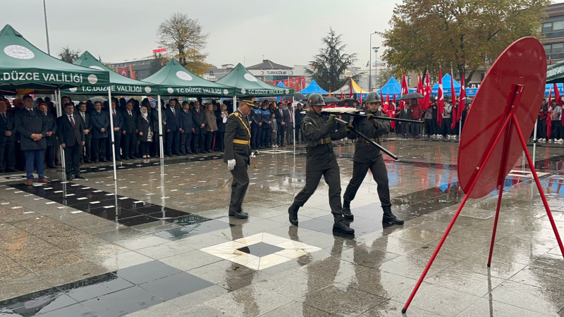 YAĞMUR ALTINDA ÇELENK SUNUMU YAPILDI