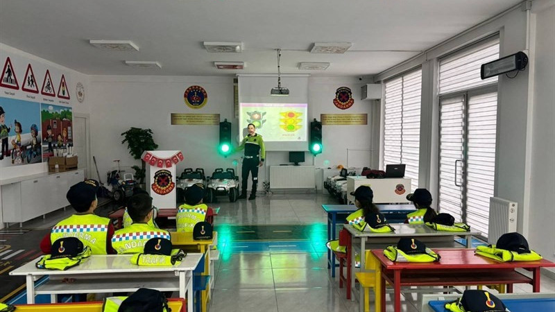 JANDARMA EKİPLERİ ÖĞRENCİLERE TRAFİK KURALLARINI UYGULAMALI ANLATIYOR 