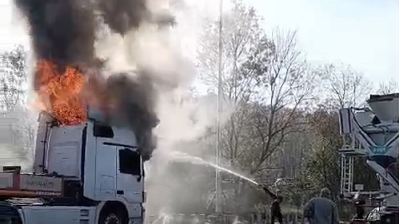 AYNI NOKTADA YARIM SAAT ARAYLA İKİ KAMYON YANDI 