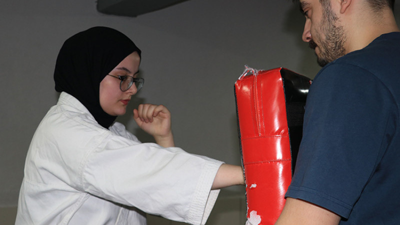 BABASI ÖĞRETİYOR, KARATECİ KIZI MADALYALAR KAZANIYOR