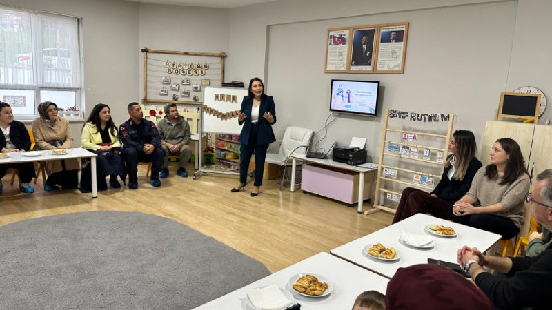 ‘AİLE, ÇOCUĞUN İLK ÖĞRETMENİDİR’