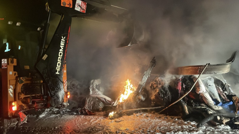 SEYİR HALİNDEKİ TIR’IN DORSESİ ALEV ALEV YANDI