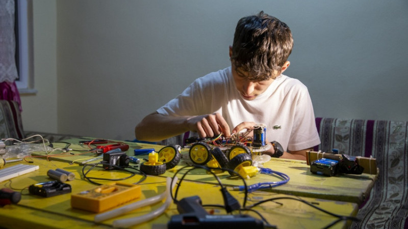 TEKNOLOJİ MERAKLISI İKİLİ MİNİ ARABA ÜRETTİ 