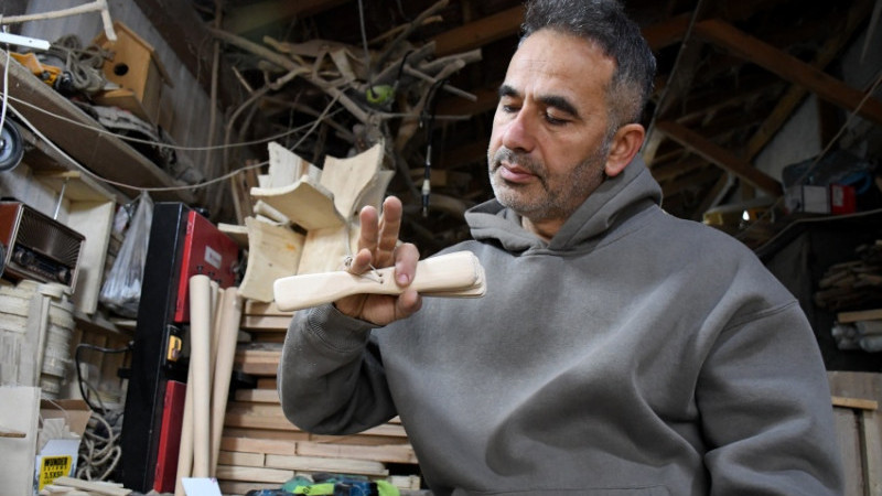 EVİNİN YANINDAKİ ATÖLYEDE   GELENEĞE HİZMET EDİYOR