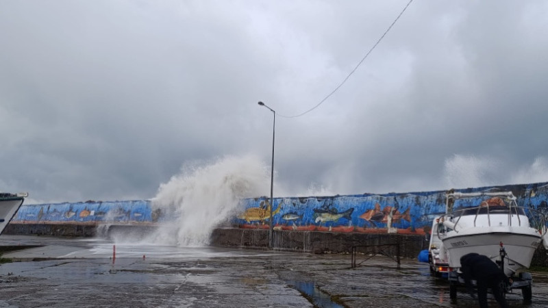 AKÇAKOCA’DA KUVVETLİ RÜZGAR