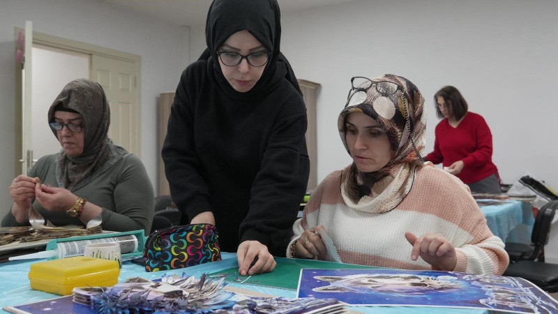 DÜZCE'DE KADINLAR HEM ÖĞRENİYOR HEM EĞLENİYOR