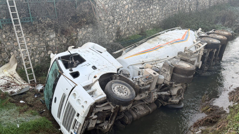 ÇİMENTO YÜKLÜ SİLOBAS DEREYE DEVRİLDİ