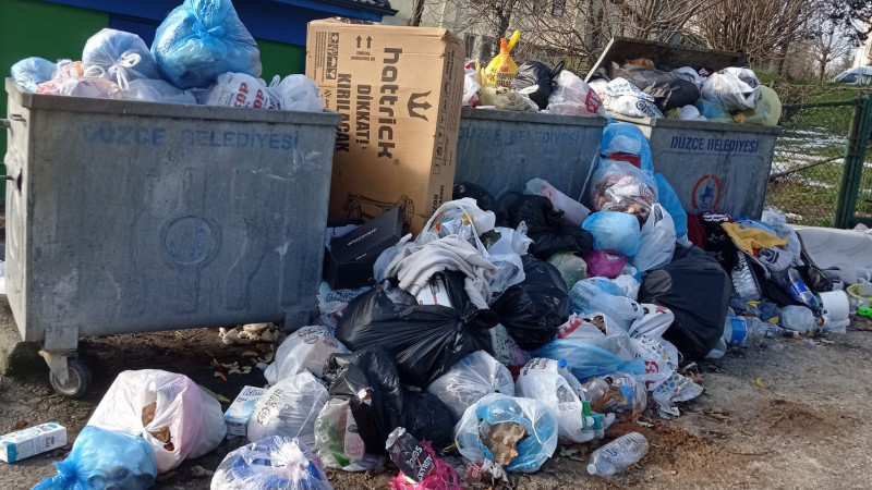 ÇÖP YIĞINLARI TEPKİ ÇEKTİ