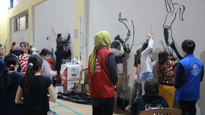 GENÇLER DUVARLARI RENKLENDİRDİ