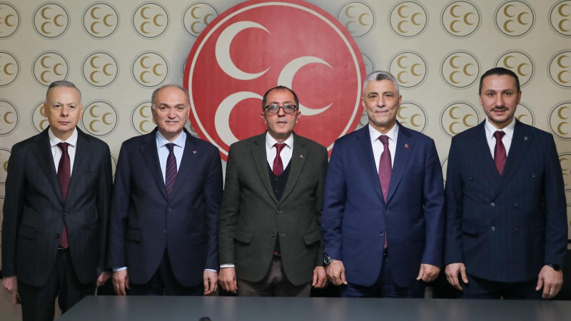 TÜRK BAYRAĞI MOTİFLİ KUR’AN-I KERİM HEDİYE ETTİ