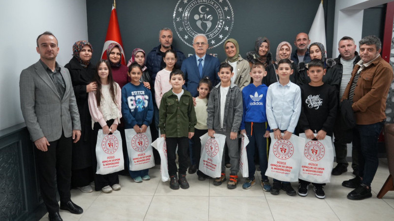 DÜZCE’NİN GENÇ YETENEKLERİNDEN İL MÜDÜRÜ ZEKERİYA ARSLANTÜRK’E ZİYARET