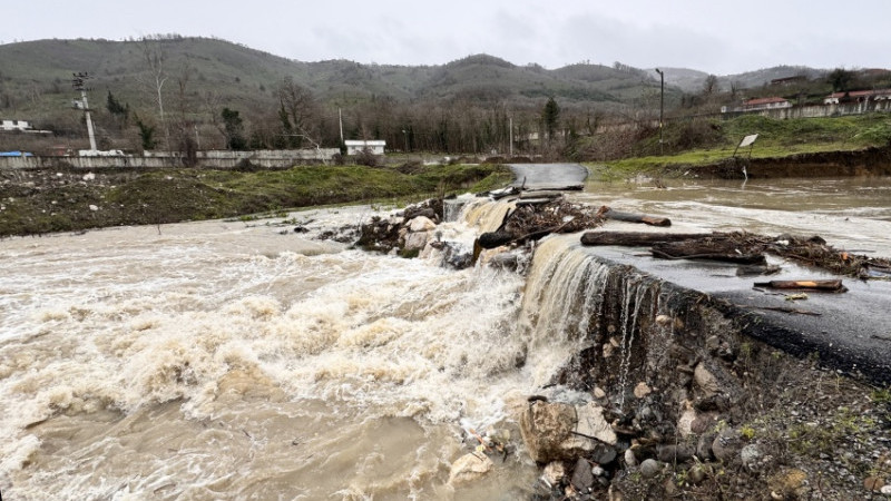 MELEN ÇAYI ÜZERİNDEKİ KÖY YOLU ULAŞIMA KAPANDI