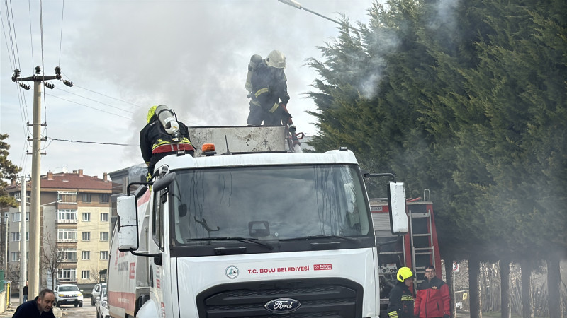 BELEDİYEYE AİT YOL SÜPÜRME ARACI YANDI
