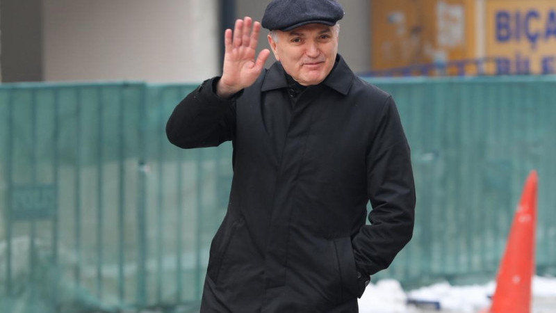 BAŞKAN ÖZLÜ “MERDİVEN” ŞİİRİNİ SESLENDİRDİ