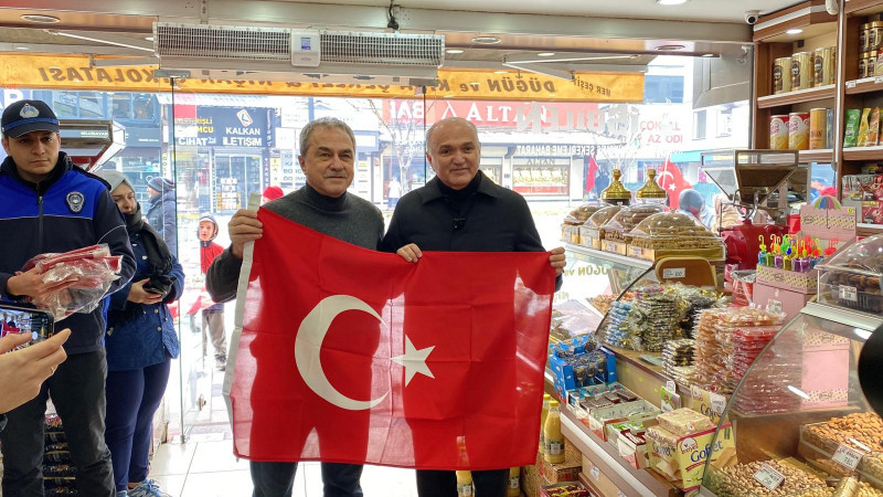 BAŞKAN ÖZLÜ DÜZCELİLER’E BAYRAK DAĞITTI