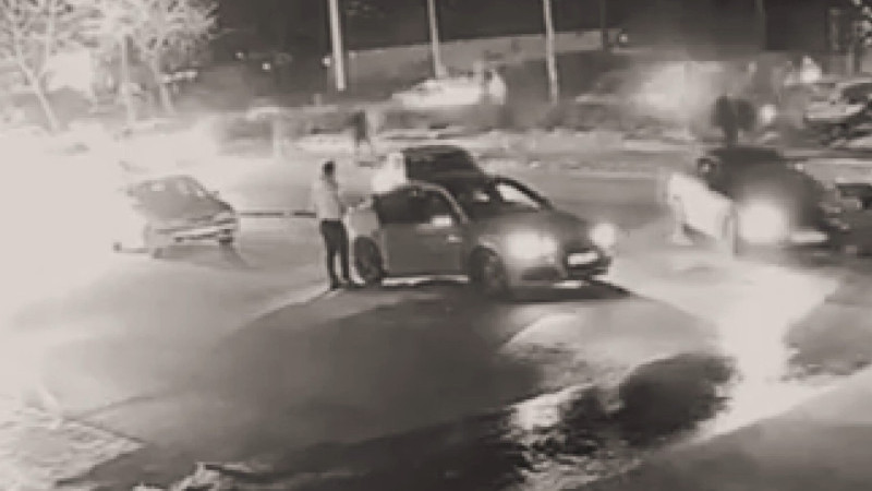 KAZA YAPAN ARACA YARDIMA KOŞTULAR