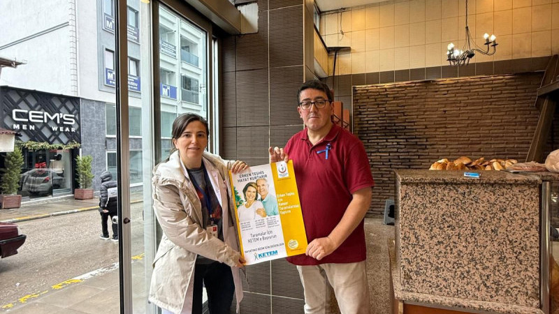 CAMLARA AFİŞ, YAKALARA KURDELE  