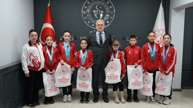 DÜZCE’NİN ALTIN KARATECİLERİNDEN İL MÜDÜRÜ ARSLANTÜRK’E ZİYARET