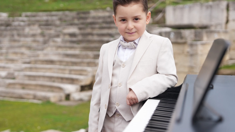 MİNİK PİYANİSTTEN ANTİK  TİYATRODA PİYANO RESİTALİ