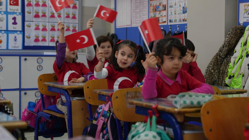 ZABITA OKULLARDA TÜRK BAYRAĞI DAĞITTI