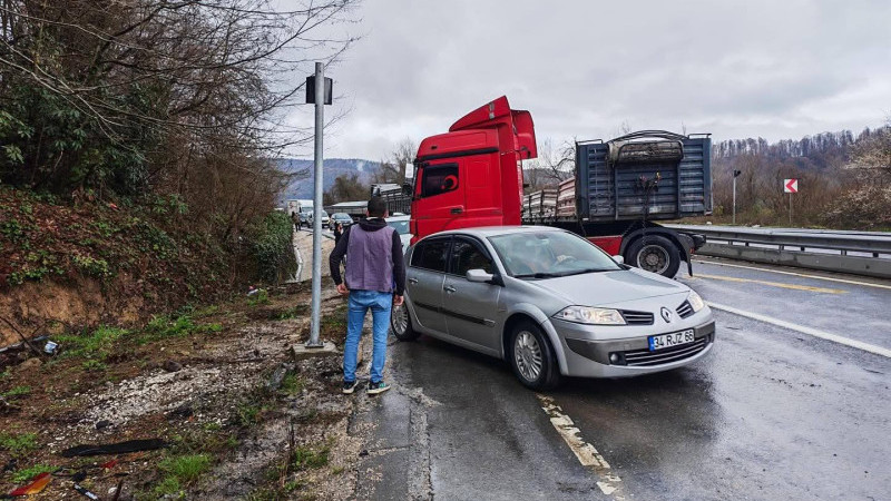 MAKASLAYAN TIR YOLU KİLİTLEDİ