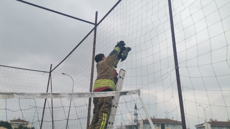 DÜZCE'DE BASKET SAHASINDA FİLEYE DOLANAN KARGAYI İTFAİYE KURTARDI