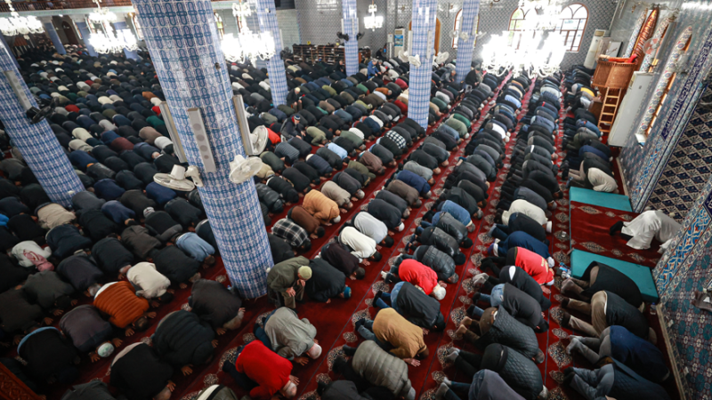 CAMİLER DOLDU TAŞTI