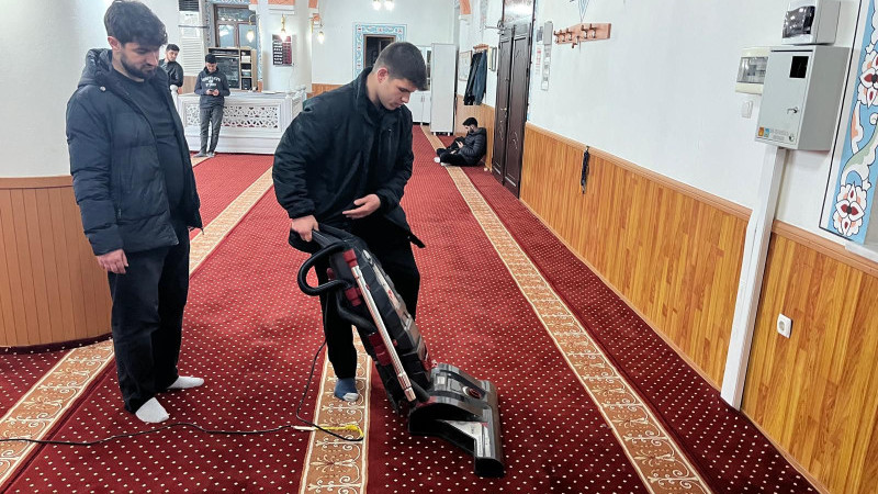 ÖĞRENCİLER CAMİDE TEMİZLİK YAPTI