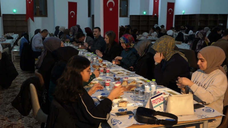 ÜNİVERSİTE ÖĞRENCİLERİ VE PROTOKOL AYNI İFTAR SOFRASINDA BULUŞTU