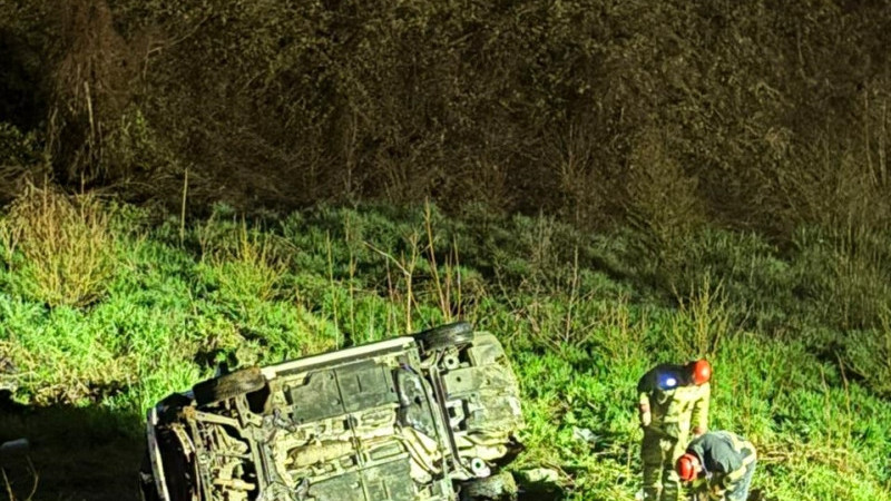 OTOMOBİL ŞARAMPOLE DEVRİLDİ: 2 YARALI