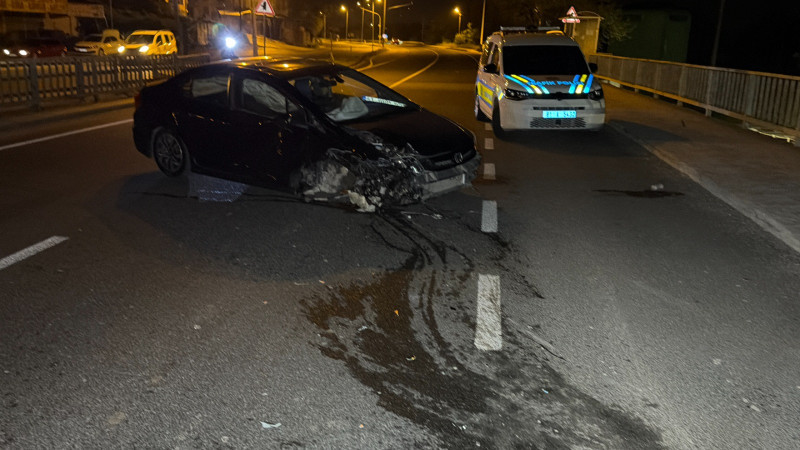KÖPRÜ KORKULUKLARINA ÇARPAN OTOMOBİL HURDAYA DÖNDÜ