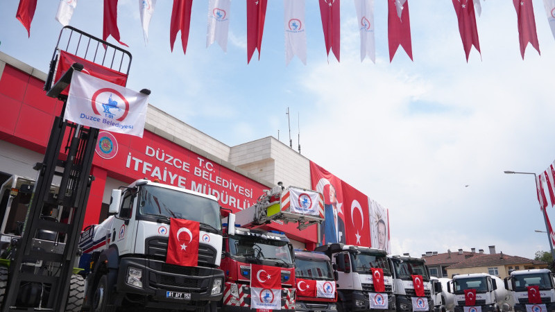 DÜZCE BELEDİYESİ YENİ HİZMET ARAÇLARINI TANITTI